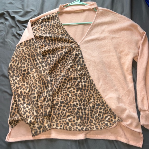Light pink and leopard sweater - Picture 2 of 4